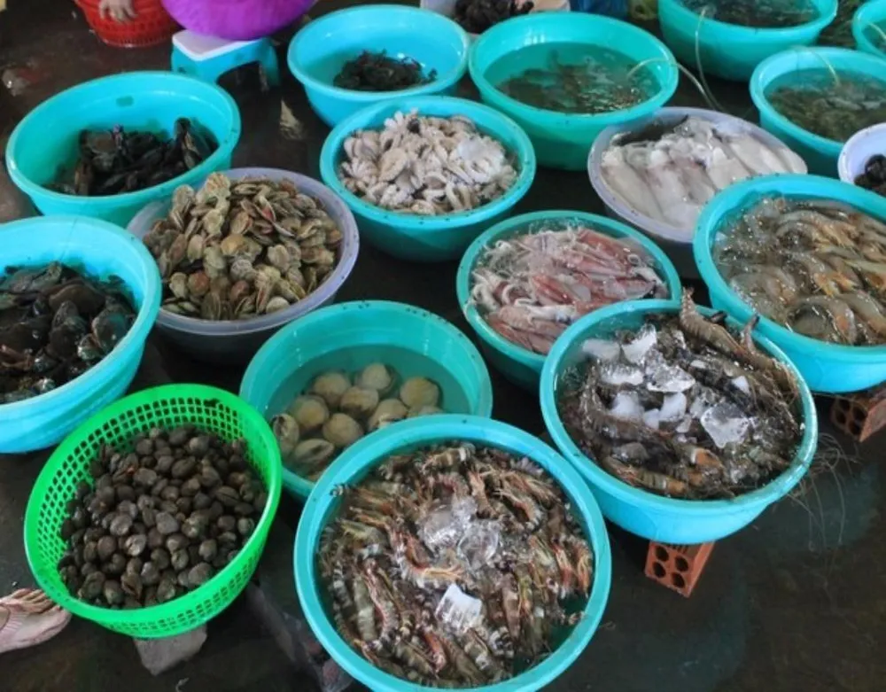 Hải sản ở chợ Hàng Dương (Cần Giờ) rất tươi ngon, giá cả phải chăng