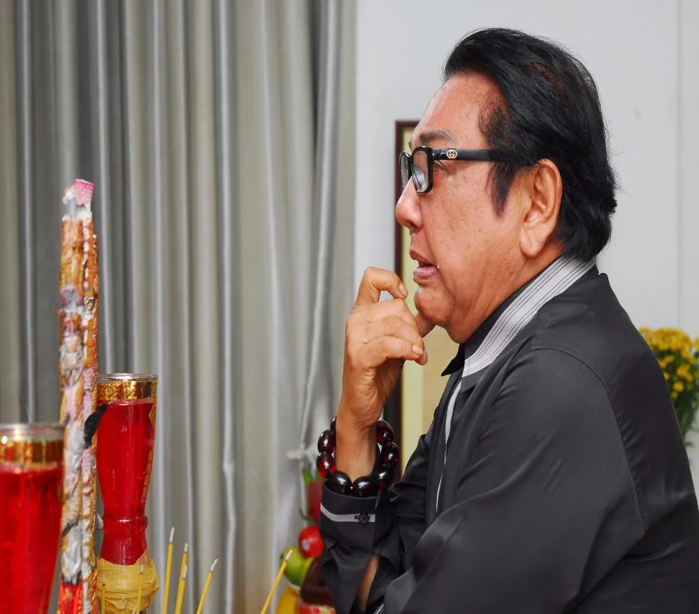 Danh hài Phú Quý ngậm ngùi trước di ảnh Thanh Sang.