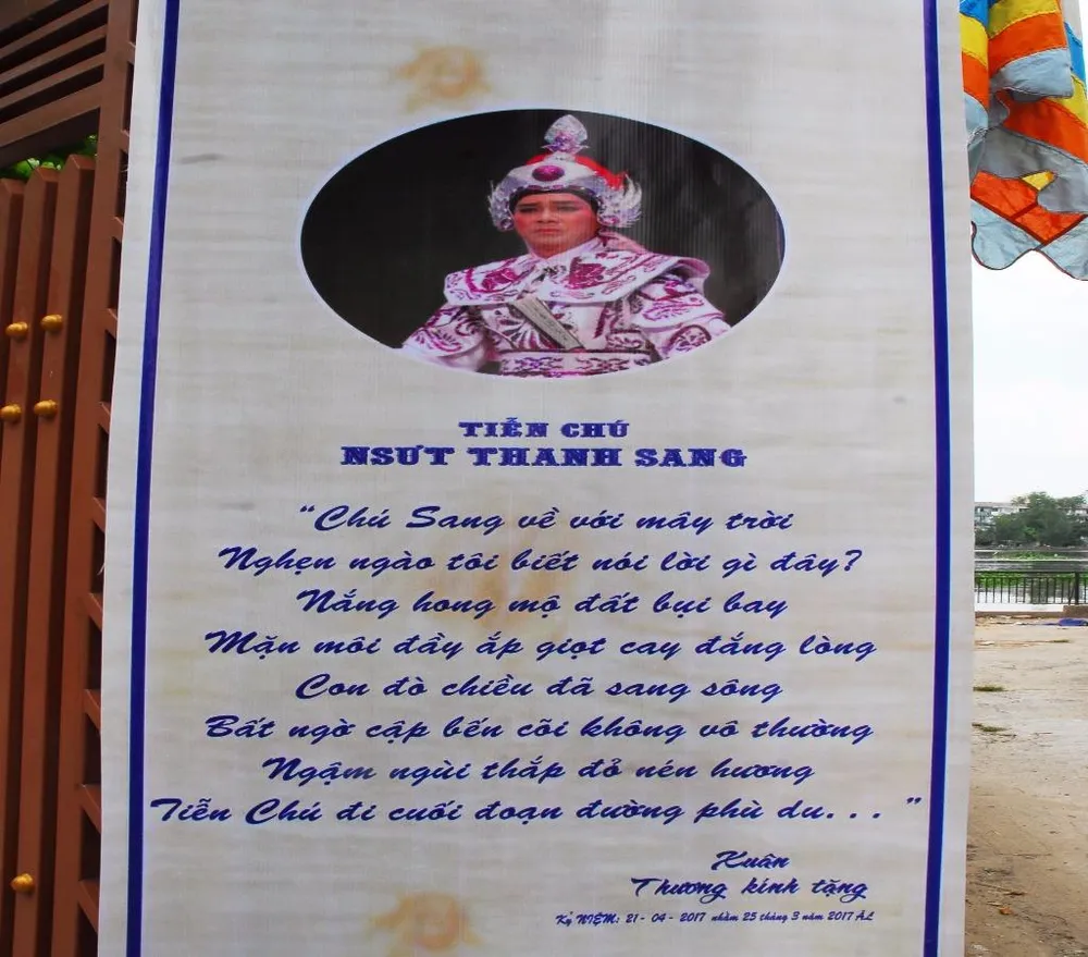 Những dòng thơ của người hâm mộ treo trước cổng nhà NSƯT Thanh Sang
