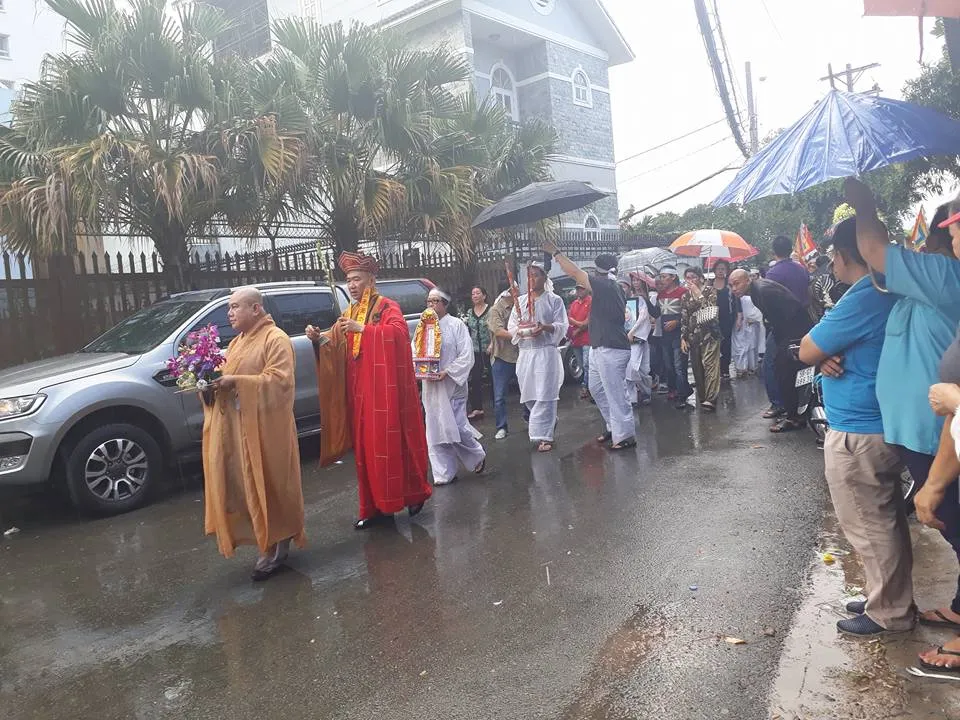 Mặc dù trời đổ mưa nhưng vẫn có rất đông đồng nghiệp, người hâm mộ tới tiễn đưa nghệ sĩ Thanh Sang về nơi an nghỉ cuối cùng.