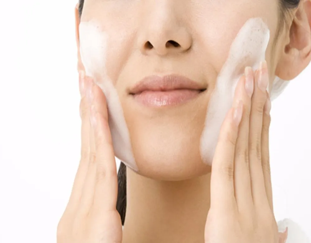 Sữa rửa mặt có chứa sodium lauryl sulfate khiến da khô, sần và sưng đỏ