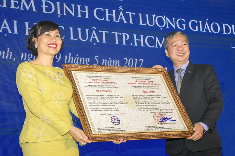 Đại diện Trường ĐH Luật TPHCM nhận giấy chứng nhận