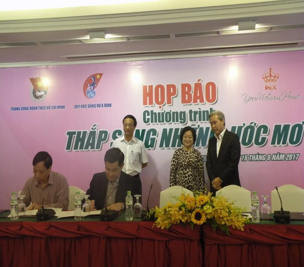 Lễ ký kết giữa các doanh nghiệp và đại diện Qũy học bổng Vừ A Dính