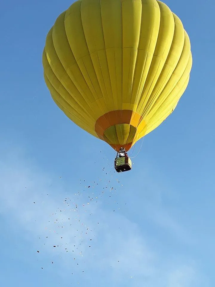 Những phong bao đựng tiền từ trên khinh khí cầu được thả xuống