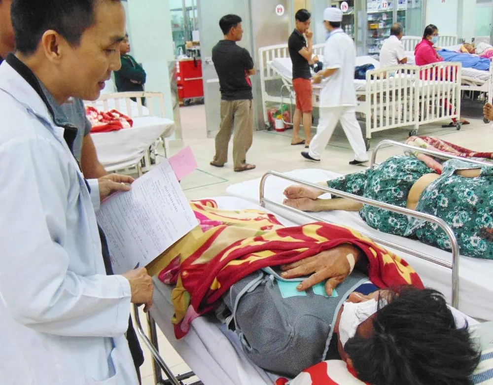 chó chạy rông té xe