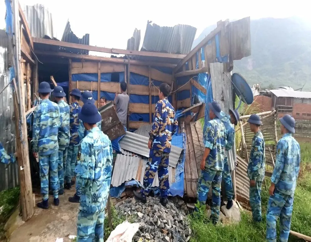 BỘ ĐỘI GIÚP DÂN