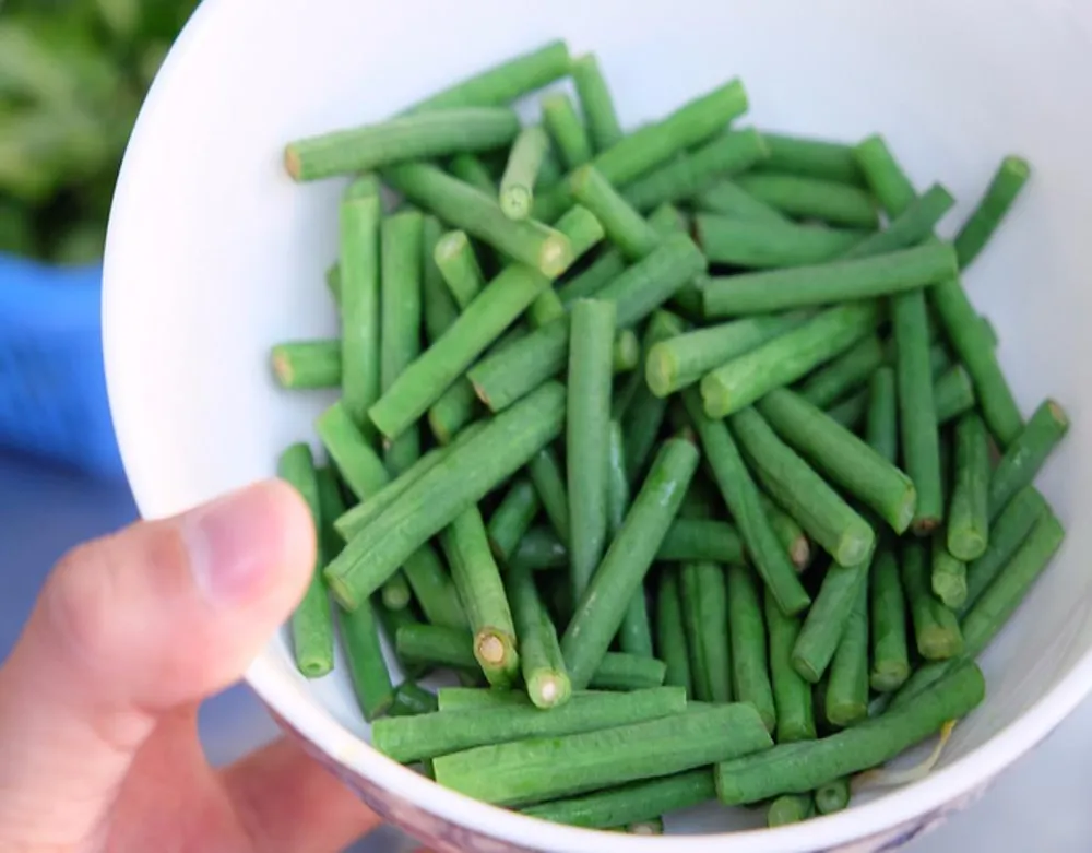 Món bún không thể vắng hương vị khó lẫn của đậu đũa.