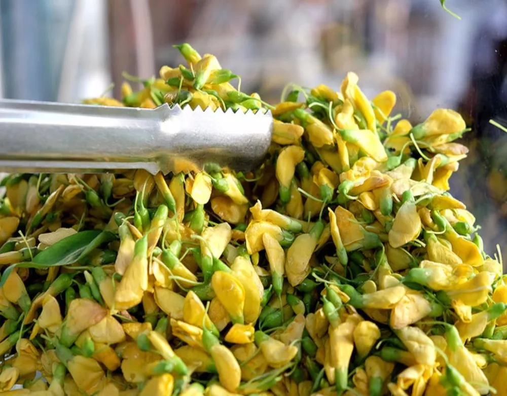 Thêm chút đặc sản miền Tây từ bông điên điển tươi mọc từ những cánh đồng.