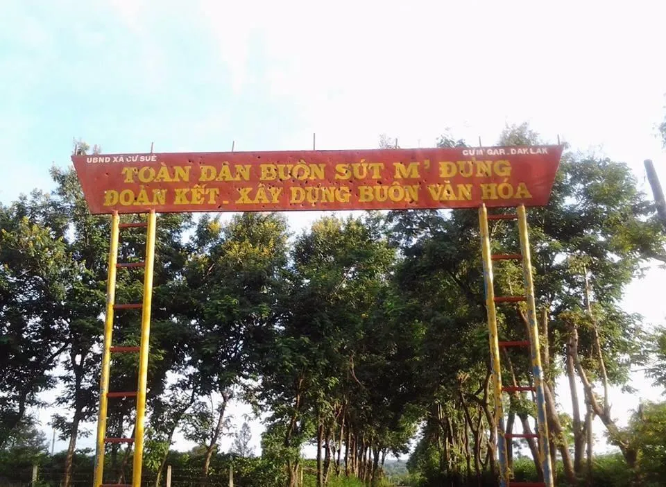 Cổng chào vào buôn của tân hoa hậu H'Hen Niê. 