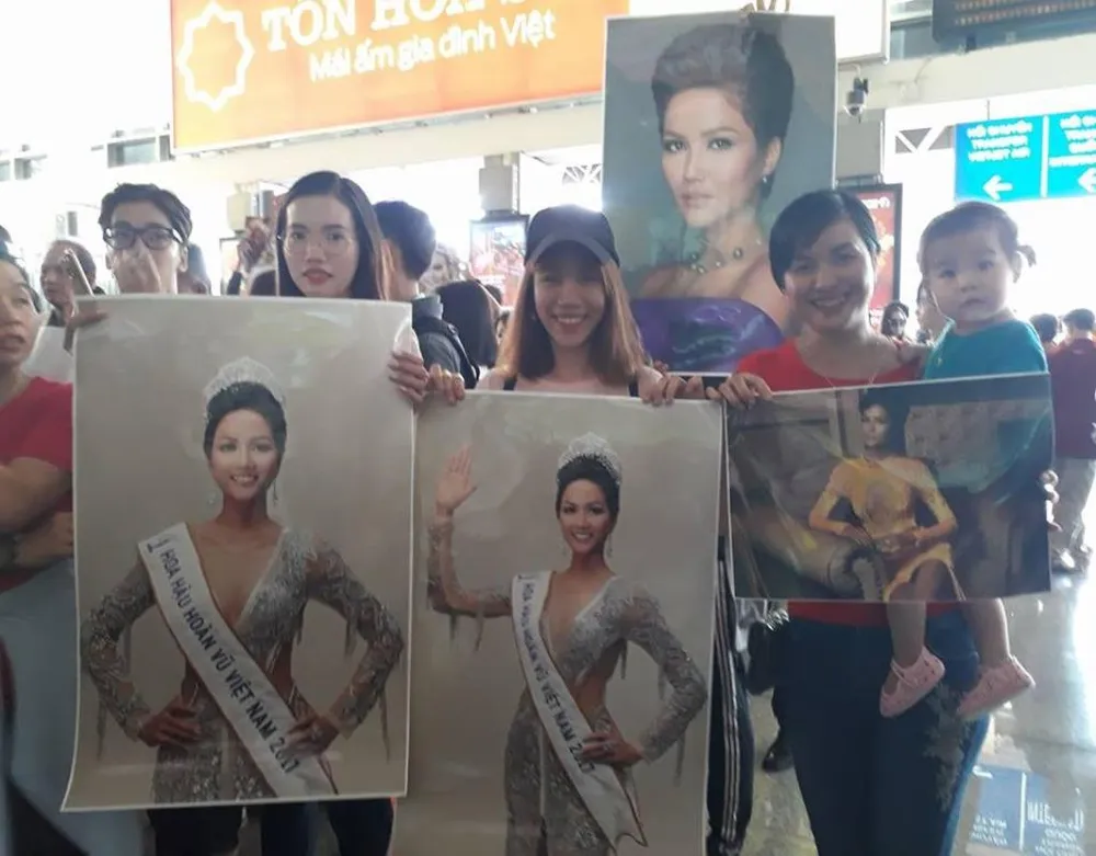 Từ rất sớm, người hâm mộ đã chờ sẵn ở sân bay Tân Sơn Nhất (TP.HCM) để đón tân hoa hậu H'Hen Niê.