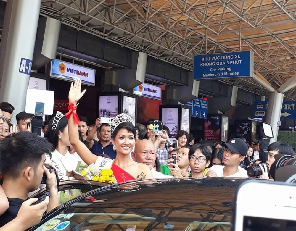Đúng giờ, tân Hoa hậu đã có mặt tại sân bay trong sự đón chào của rất nhiều fan.