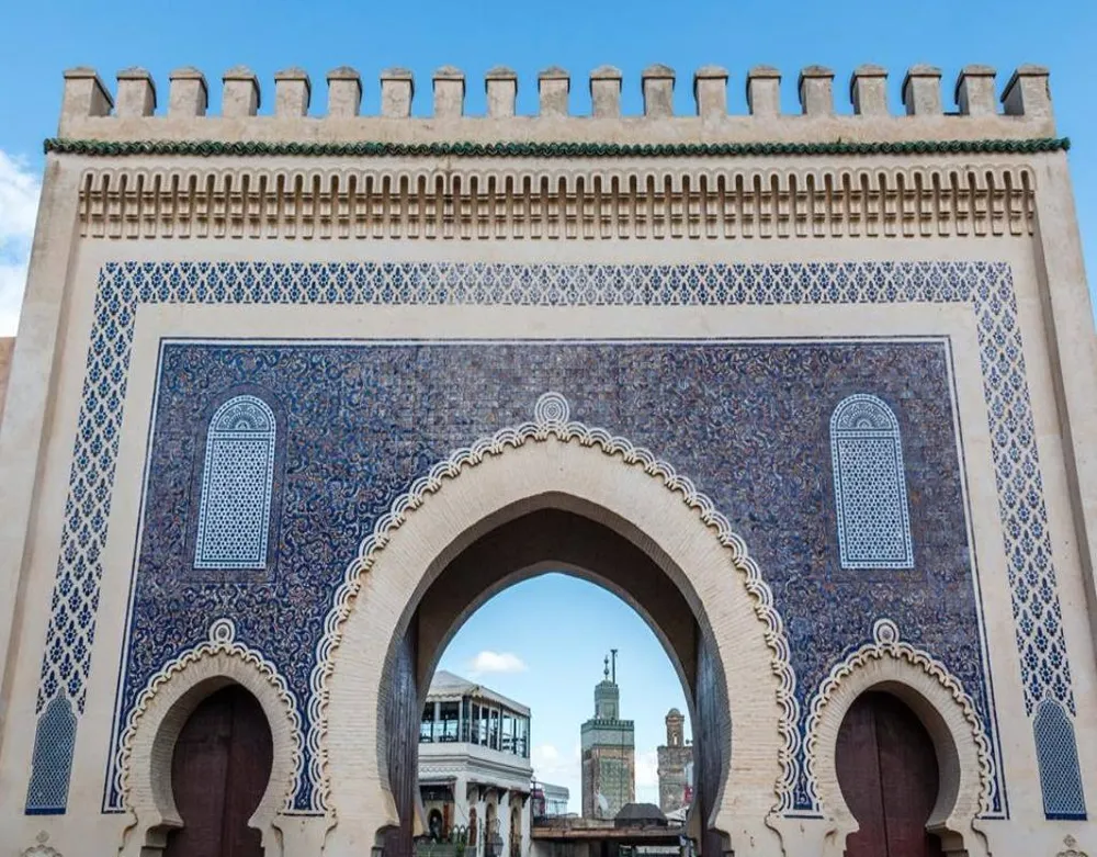 Cổng Bab Boujloud 800 tuổi, là cổng đẹp nhất trong 11 cổng của Médina de Fès.