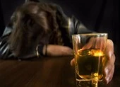 Biến thành ‘quái vật’ vì uống rượu suốt 30 năm ảnh 1 Sau đêm quá chén, người phụ nữ bỗng liệt nửa người