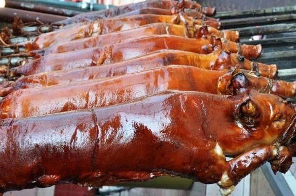 echón là lợn sữa nguyên con được quay lên bằng than củi trong vài giờ