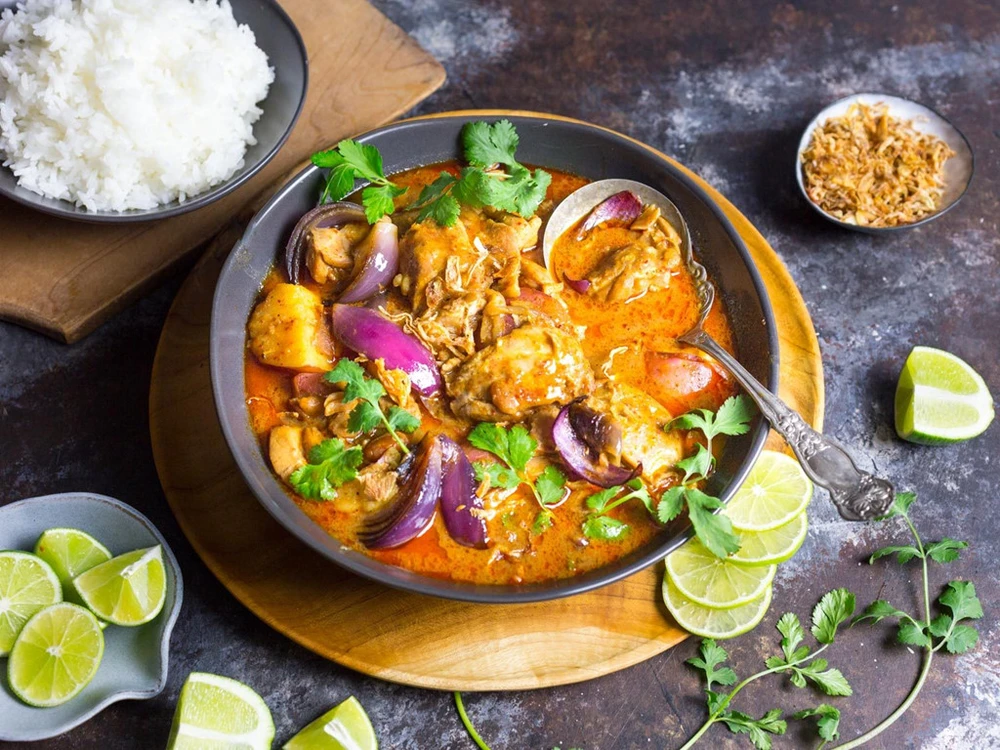 Lại là một món ăn nữa đến từ đất nước Thái Lan, món cà ri có mùi vị cay, rất đậm đà và thơm mùi nước cốt dừa. Được ăn kèm với cơm trắng lại càng kích thích vị giác hơn bao giờ hết.