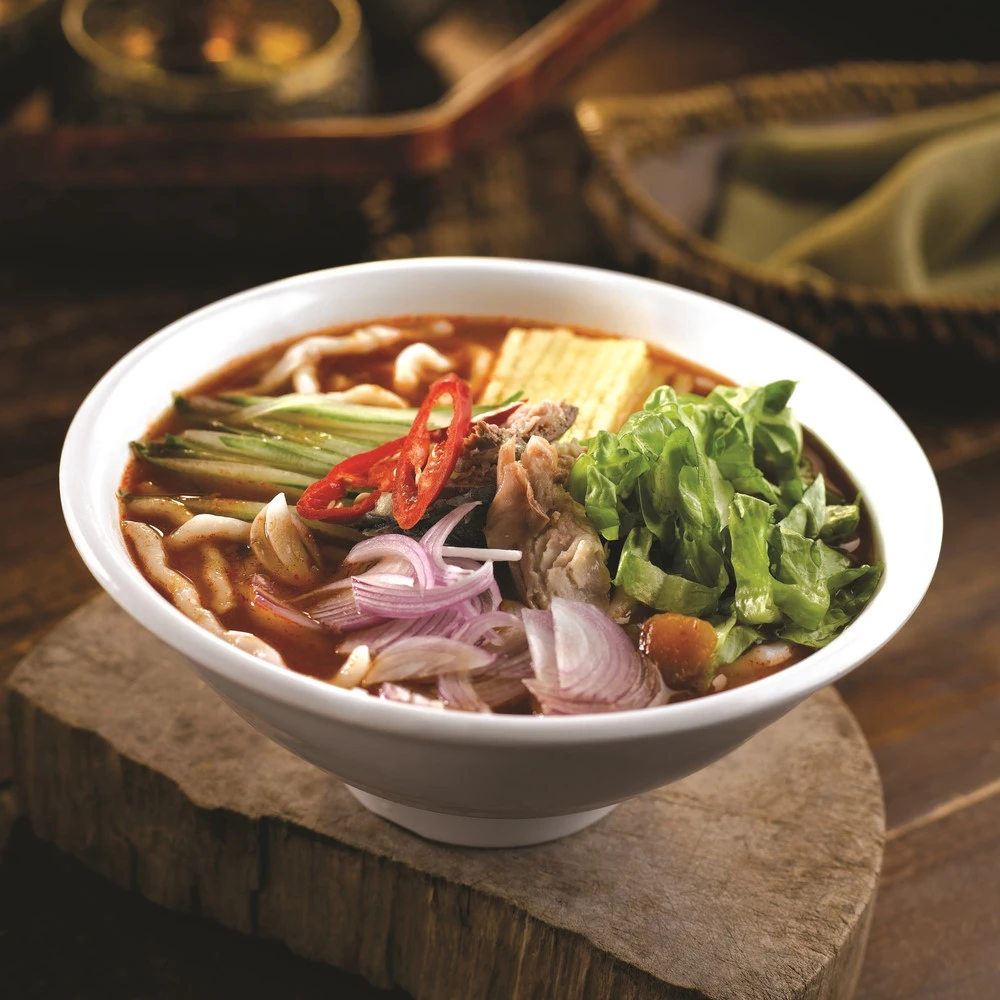 Một trong những món ăn nổi tiếng nhất của Malaysia là món mì nước laksa nước nấu cùng với cá mòi, me, ớt, bạc hà, sả, hành tây, dứa… đi kèm với nước dùng cá chua cay.