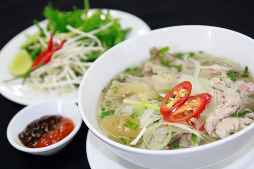 Phở - Việt Nam: Món phở gồm có nước dùng, bánh phở tươi, rau thơm, ăn kèm thịt bò hoặc gà.
