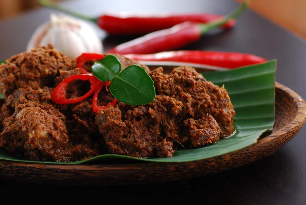 Món ăn này của Indonesia gồm có thịt bò được hầm với nước dừa và hỗn hợp gồm sả, tỏi, nghệ, gừng và ớt trong vài giờ cho đến khi thịt mềm, ngấm hương vị và rất thơm ngon.