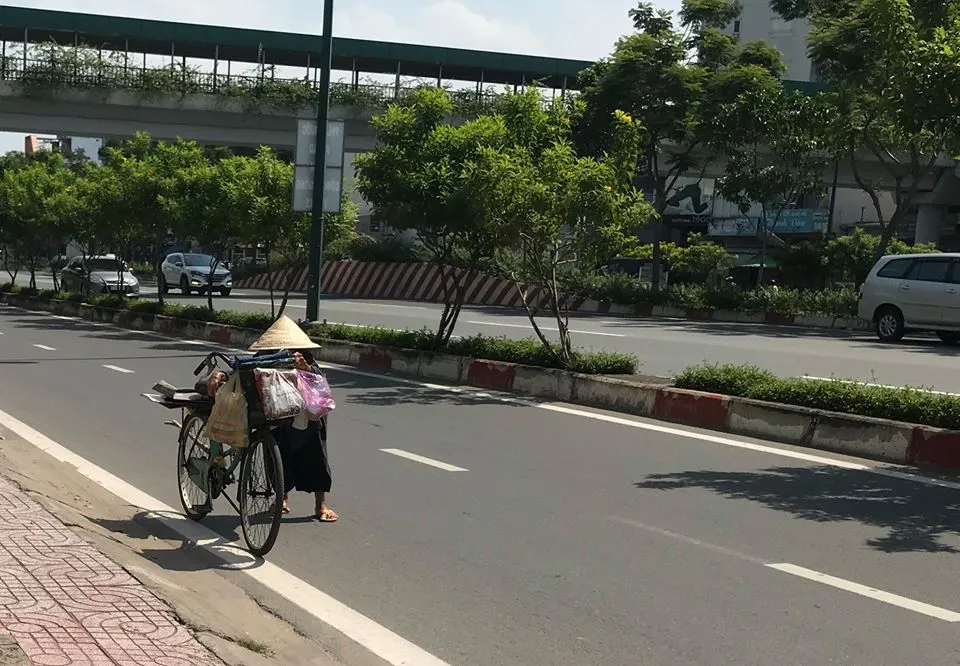 Bà Già Ve Chai liêu xiêu giữa dòng đời bất tận ảnh 4