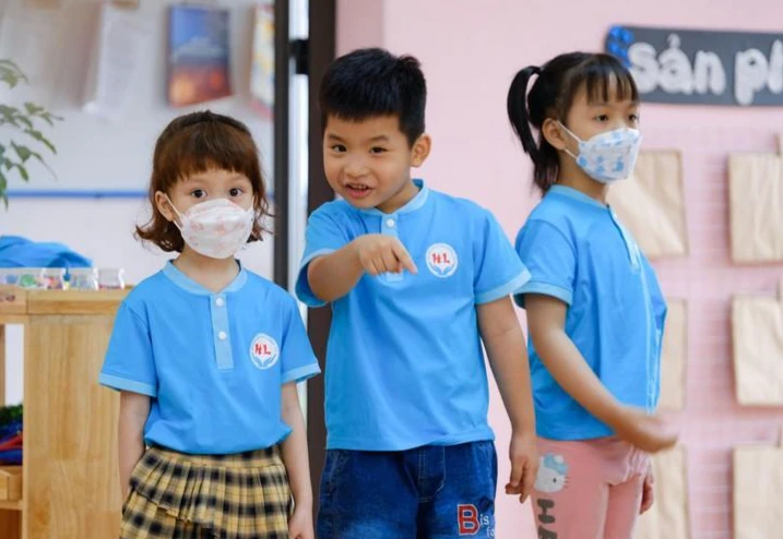 Các chuyên gia khuyến cáo, khi ra chơi học sinh có thể đeo khẩu trang nhưng trong lớp học thì không cần thiết. Ảnh: PHI HÙNG