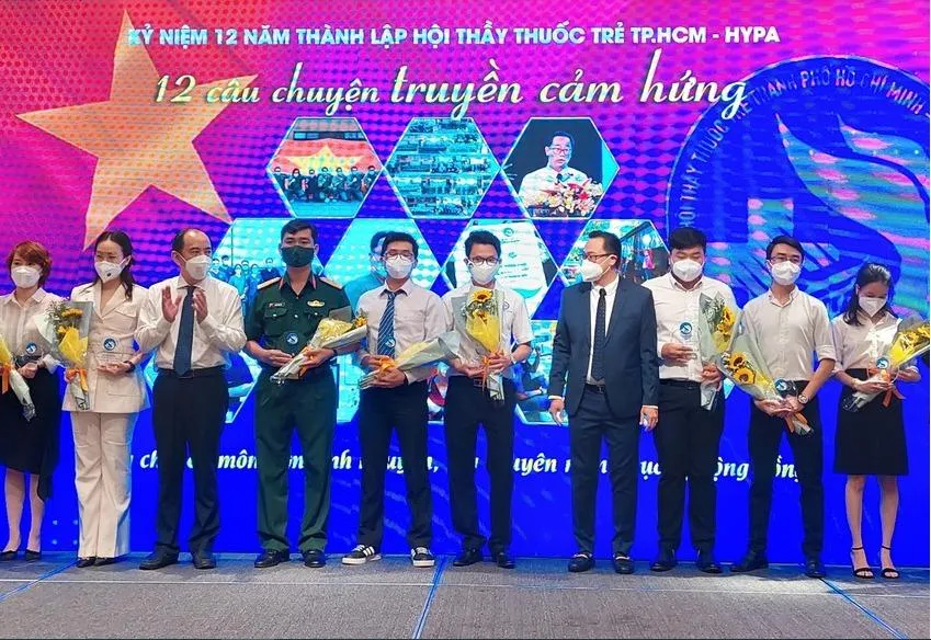 PGS Tăng Chí Thượng (thứ 3 từ trái sang) tri ân những tình nguyện viên chống dịch COVID-19. Ảnh: TN