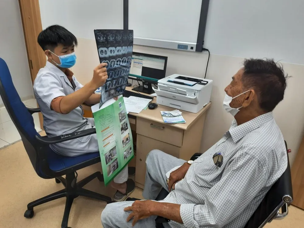 BS Bệnh viện Ung bướu TP.HCM đang khám cho bệnh nhân. Ảnh: TN