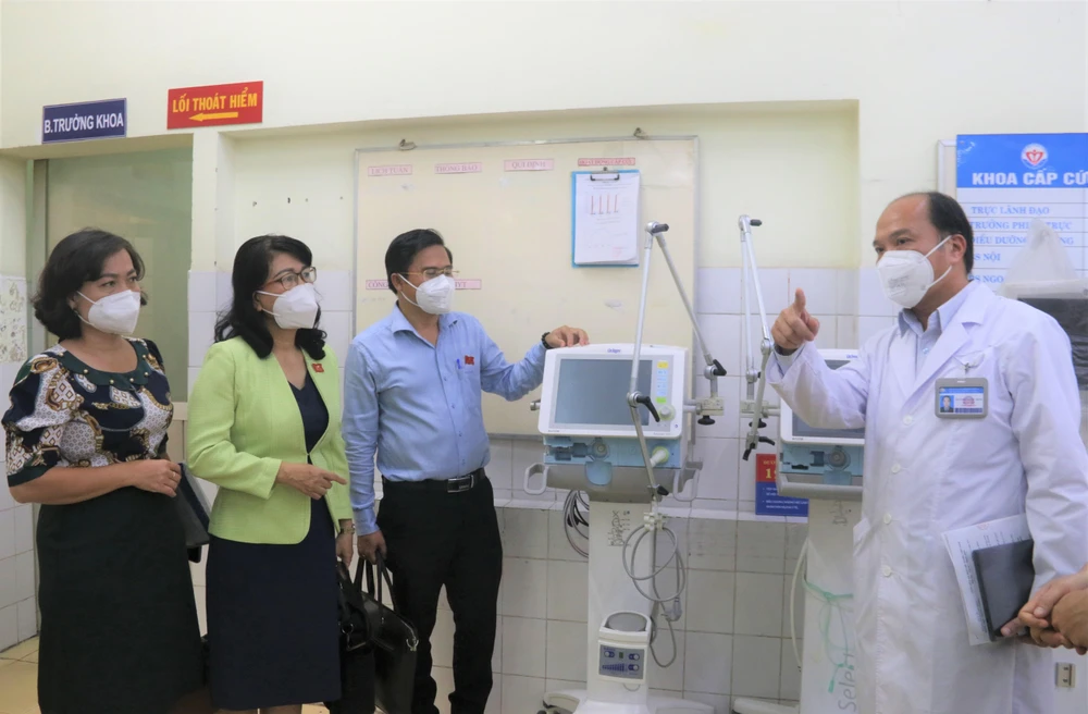 Đoàn giám sát của HĐND TP.HCM và đại diện BV Trưng vương đang kiểm tra tình trạng một số máy móc tại BV này. Ảnh: THẢO PHƯƠNG