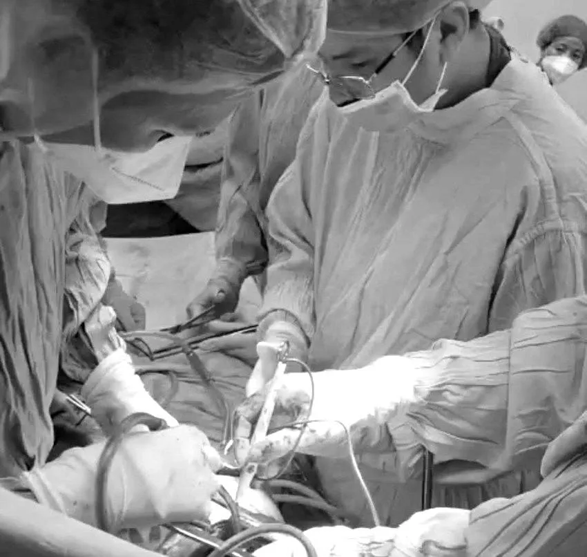 Ca phẫu thuật kéo dài hơn 4 giờ đồng hồ, các bác sĩ đã lấy ra dị vật kịp thời cứu sống bệnh nhân. Ảnh: BVCC Ca phẫu thuật kéo dài hơn 4 giờ đồng hồ, các bác sĩ đã lấy ra dị vật kịp thời cứu sống bệnh nhân. Ảnh: BVCC