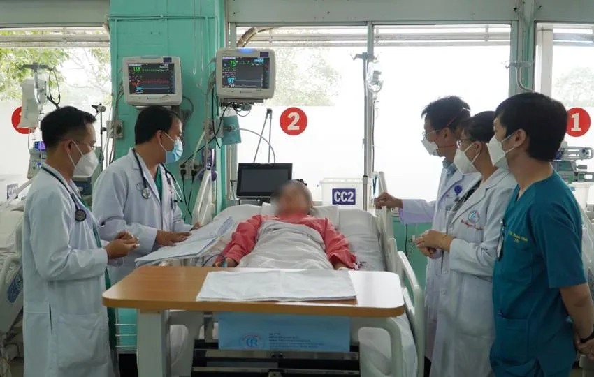 Một bệnh nhân được các BS Chợ Rẫy cứu sống sau khi tiêm filler vùng ngực và mặt tại cơ sở thẩm mỹ. Ảnh: BVC