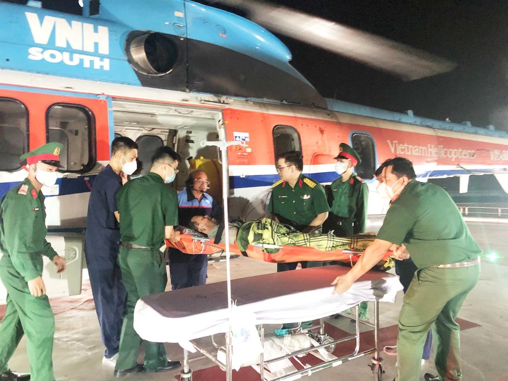 Trực thăng hạ cánh tại sân đỗ tòa nhà Viện Chấn thương chỉnh hình, Bệnh viện Quân y 175 lúc 4 giờ sáng 14-12. Ảnh: BV Quân y 175