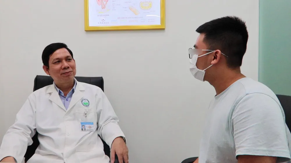 Bác sĩ Đoàn Văn Lợi Em tư vấn cho người bệnh. Ảnh: TRẦN MINH