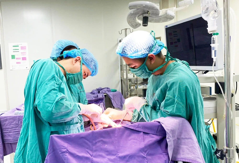 Các BS Bệnh viện Sản Nhi Quảng Ninh đang phẫu thuật cho bệnh nhân. Ảnh: BV Sản Nhi Quảng Ninh