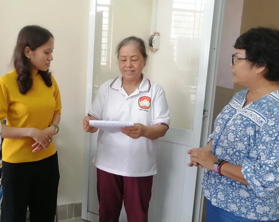 CTV dân số, bà Lê Thị Hạnh đang trao đổi về việc vận động người dân thực hiện công tác dân số - kế hoạch hóa gia đình. Ảnh: TRẦN NGỌC CTV dân số, bà Lê Thị Hạnh đang trao đổi về việc vận động người dân thực hiện công tác dân số - kế hoạch hóa gia đình. Ảnh: TRẦN NGỌC