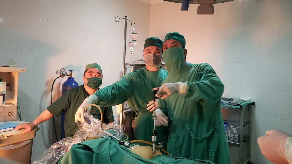 Bác sĩ Hải (giữa) tham gia hỗ trợ êkip phẫu thuật nội soi tại BVĐK Như Xuân. Ảnh: TÂM AN
