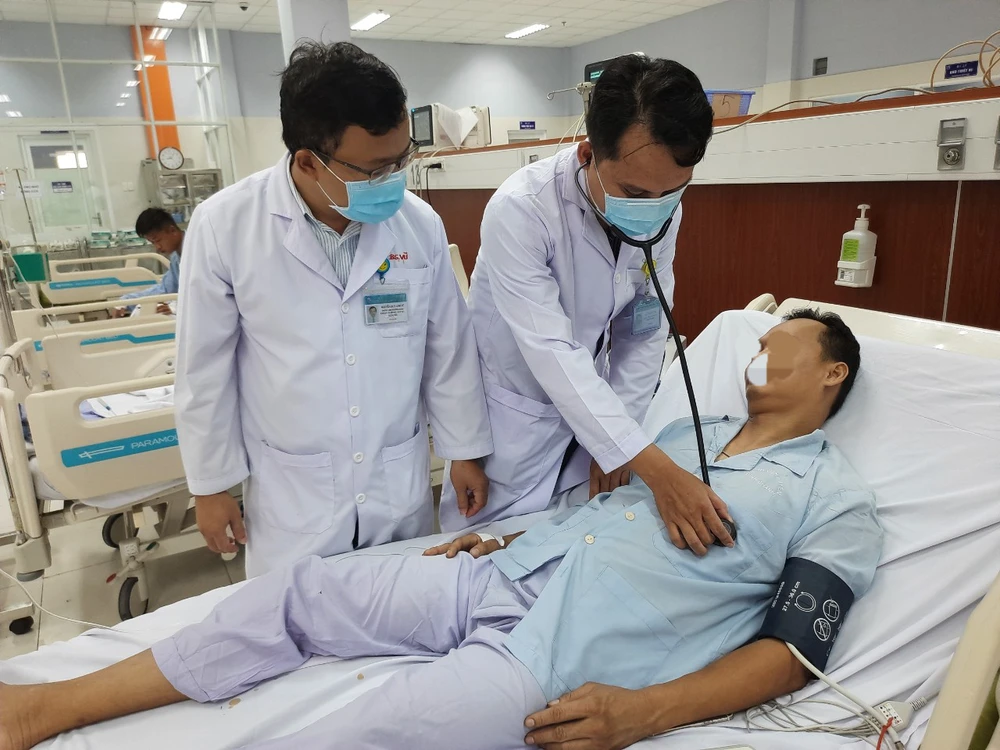 Bỏ qua thủ tục hành chính, bệnh viện huyện kịp cứu người nguy kịch ảnh 1