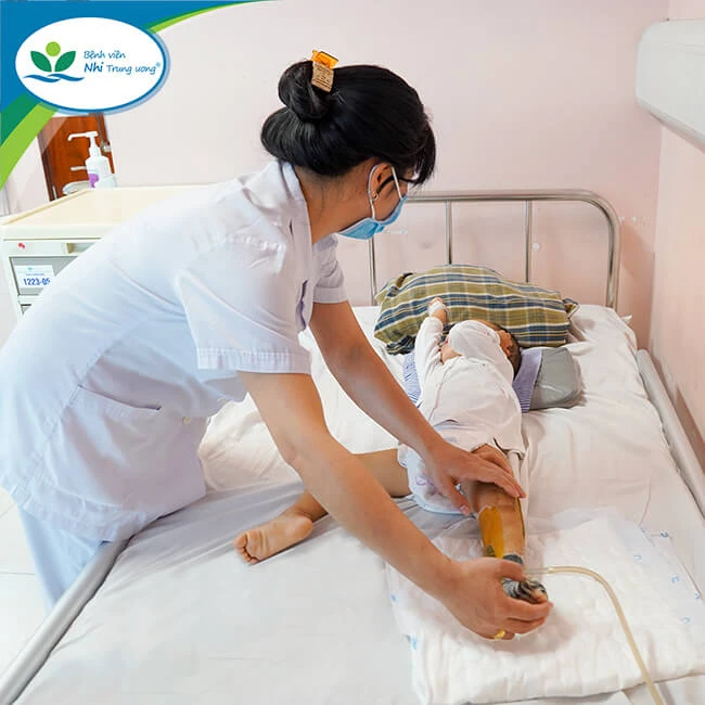 Bệnh nhi VT hiện đang được chăm sóc, điều trị tại BV Nhi Trung ương, Hà Nội. Ảnh: BV Nhi Trung ương