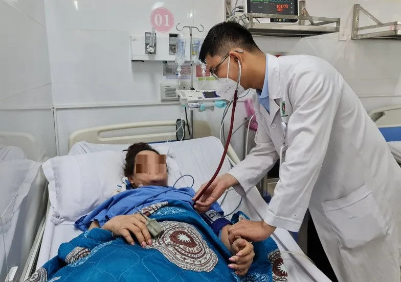 Bác sĩ BV Lê Văn Thịnh đang chăm sóc một bệnh nhân đột quỵ. Ảnh: BVCC Bác sĩ BV Lê Văn Thịnh đang chăm sóc một bệnh nhân đột quỵ. Ảnh: BVCC