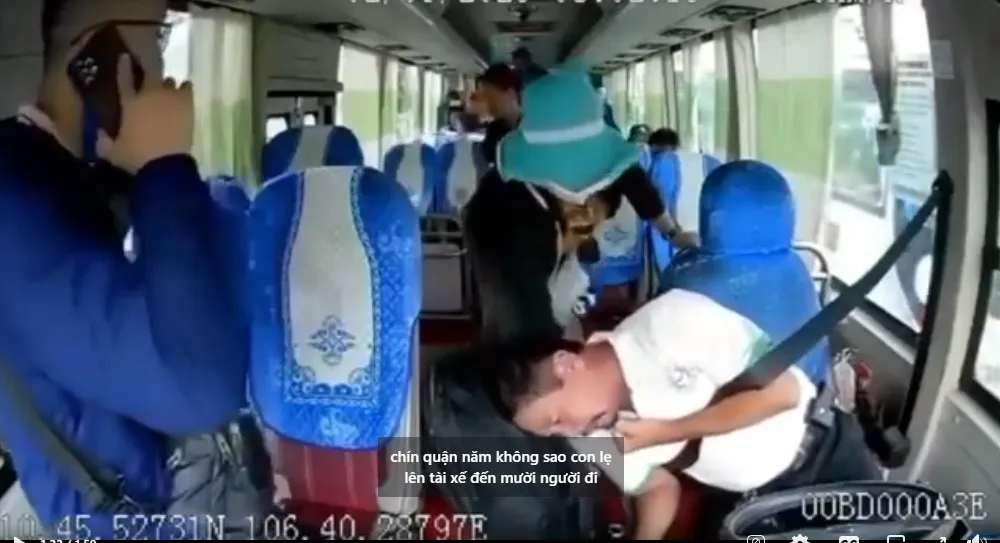 Tài xế gục xuống khi đang điều khiển xe chở khách. Ảnh: cắt từ clip Tài xế gục xuống khi đang điều khiển xe chở khách. Ảnh: cắt từ clip
