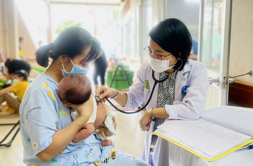 BS Lê Thị Thanh Thảo, Phó khoa Hô hấp 1 (BV Nhi đồng 2), thăm khám cho bệnh nhi. Ảnh: THẢO PHƯƠNG bệnh hô hấp