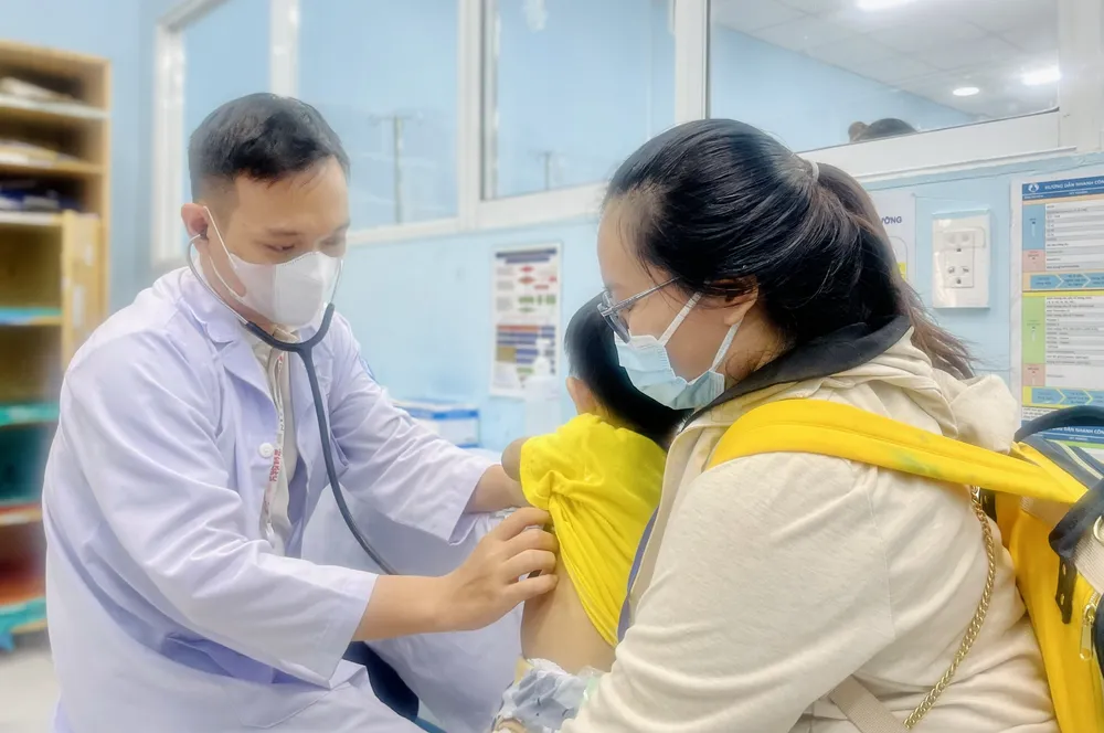 làm gì khi trẻ bị sốt