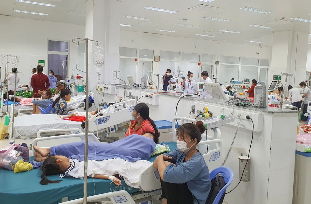 Các học sinh cấp cứu tại bệnh viện Sản - Nhi tỉnh Kiên Giang sau khi bị ngộ độc 93 học sinh ngộ độc ở kiên giang