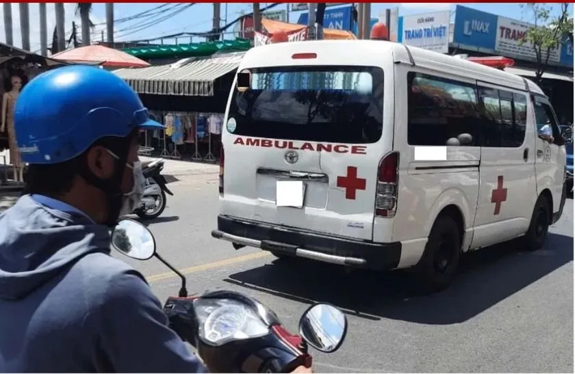 xe cứu thương vận chuyển người bệnh