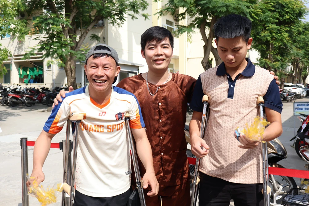 Các bệnh nhân hào hứng trước những trò chơi dân gian. Ảnh: MINH TRƯỜNG bac si goi banh chung tang benh nhan.jpg