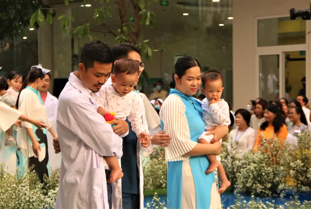 Gia đình chị Nguyễn Thùy Linh tham gia trình diễn áo dài tri ân thầy thuốc tại BV Hùng Vương dịp 27-2-2023. Ảnh: THẢO PHƯƠNG tam-dich-covid1.jpg
