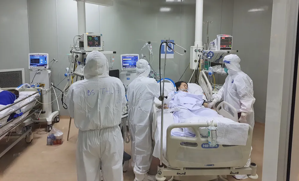 Những ngày điều trị tại Trung tâm Hồi sức tích cực người bệnh COVID-19 - BV Đại học Y Dược TP.HCM, chị Dương Xuân Thu được các y, bác sĩ chăm sóc tận tình. Ảnh: NVCC tam-dich-covid5.jpg