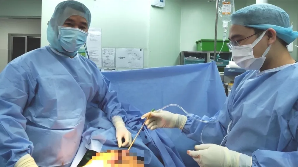 Phẫu thuật cho người đàn ông ở Bạc Liêu suýt mất "của quý" do bị tại nạn trong lúc sửa chữa máy sục khí Phẫu thuật cho người đàn ông ở Bạc Liêu suýt mất 'của quý' do bị tại nạn trong lúc sửa chữa máy sục khí