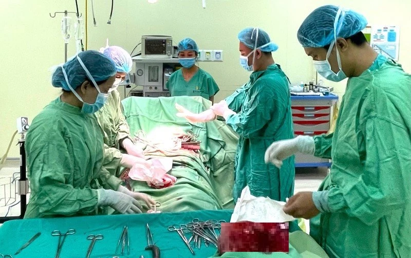 Khối u xơ tử cung được các bác sĩ phẫu thuật lấy ra thành công. Ảnh: MT phẫu thuật lấy khối u xơ tử cung