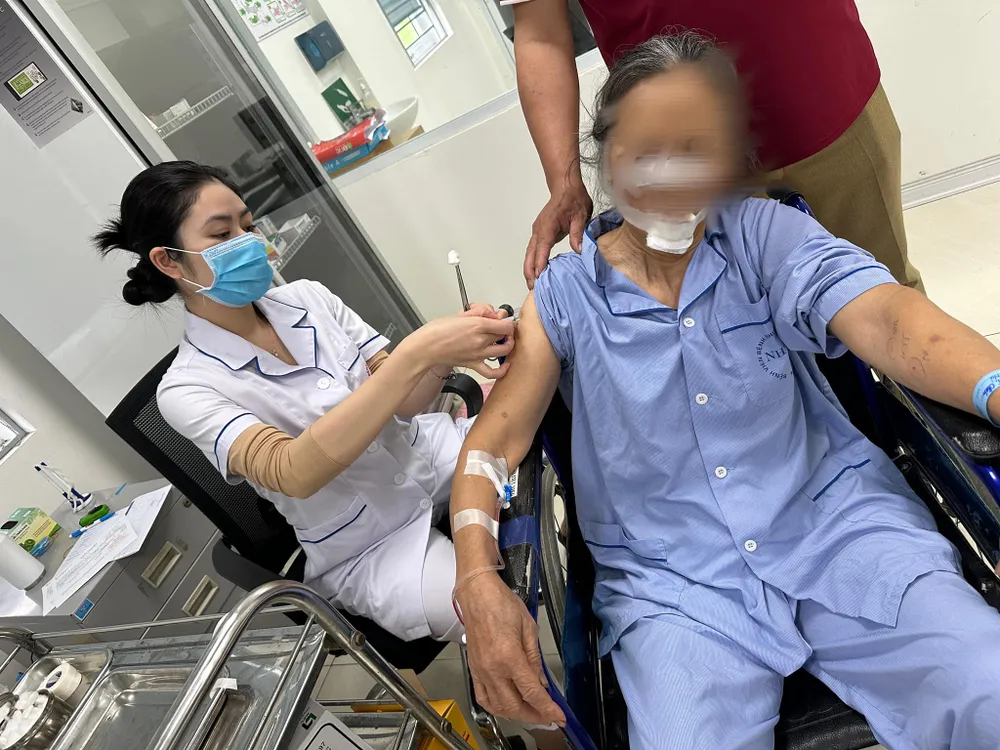 Cụ bà phải khâu 70 mũi sau khi bị chó nhà hàng xóm cắn. Ảnh: BVCC chó cắn phải khâu 70 mũi