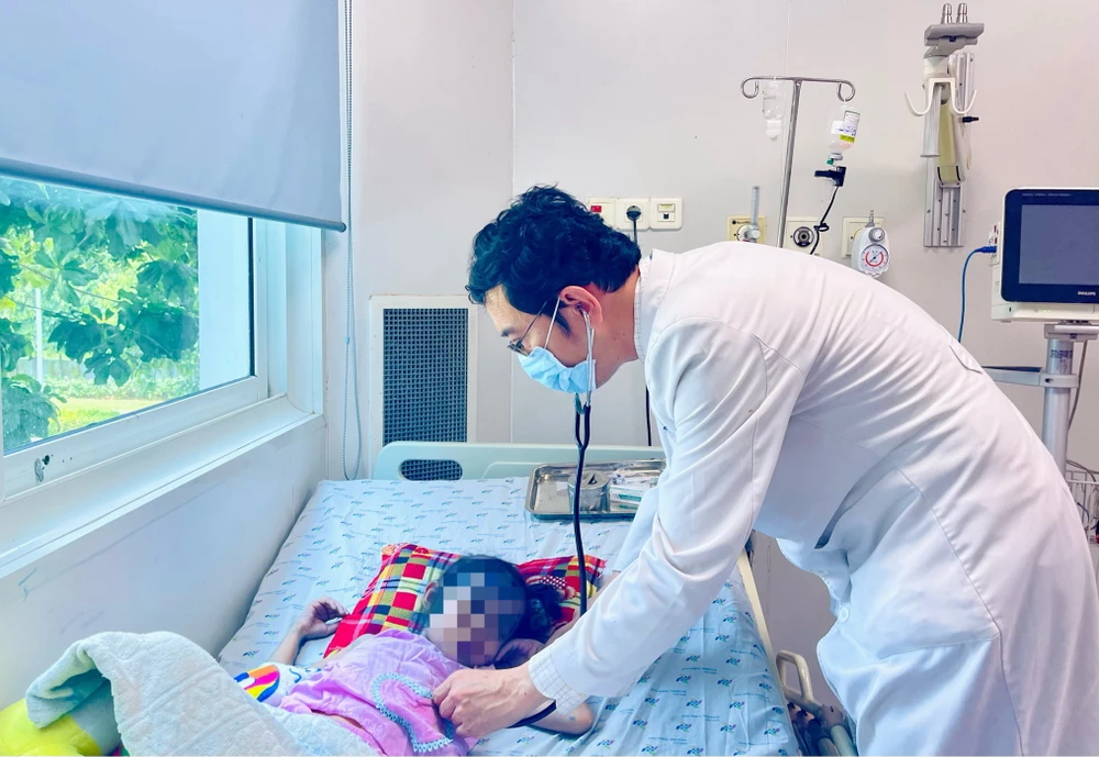BS CKII Nguyễn Minh Tiến thăm khám cho bệnh nhi mắc thủy đậu. Ảnh: THẢO PHƯƠNG thủy đậu