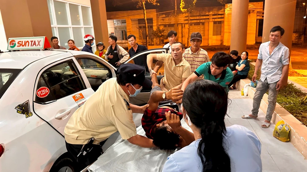 Nạn nhân được đưa đến Bệnh viện Đa khoa Bình Thuận cấp cứu